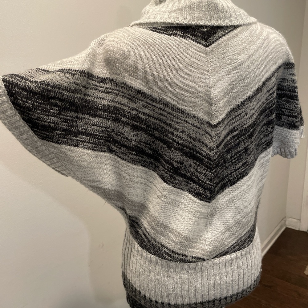 Xoxo Knit Sweater Top Women Size S Gray Black Stripes Streetwear Urban Chic